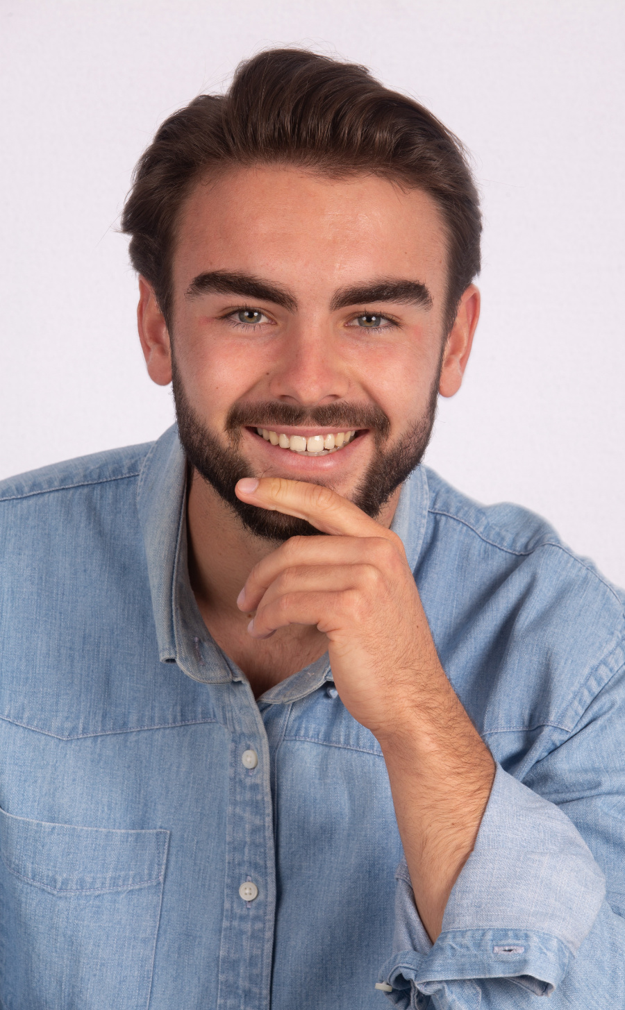 jeune homme brun aux yeux clairs souriant pour une photo estime de soi