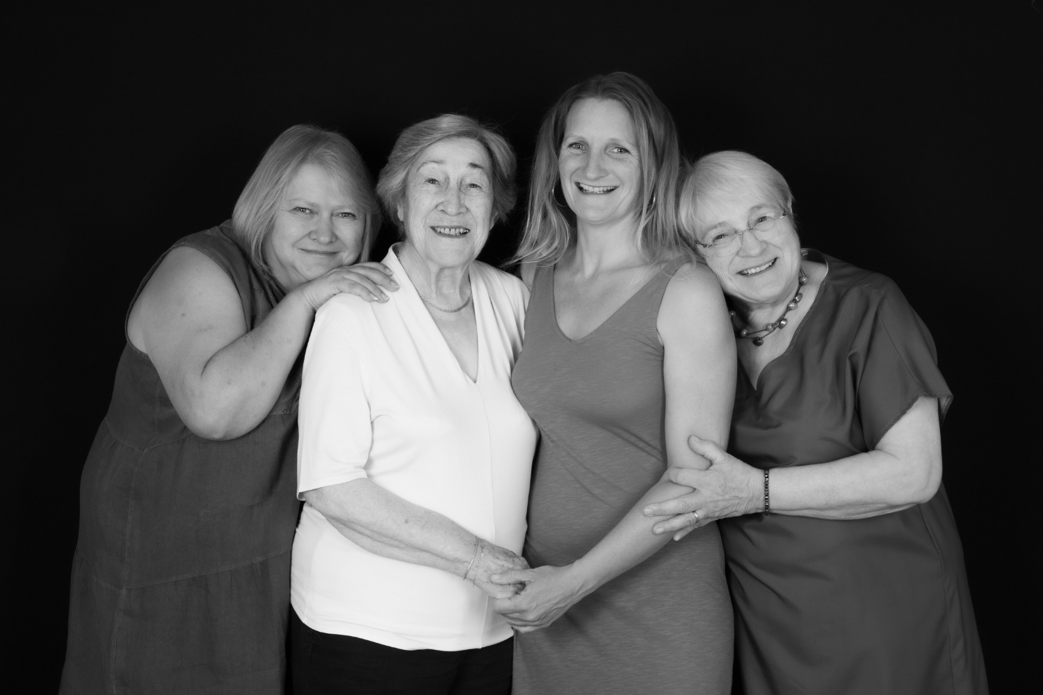 photo de groupe trois générations de quatre femmes