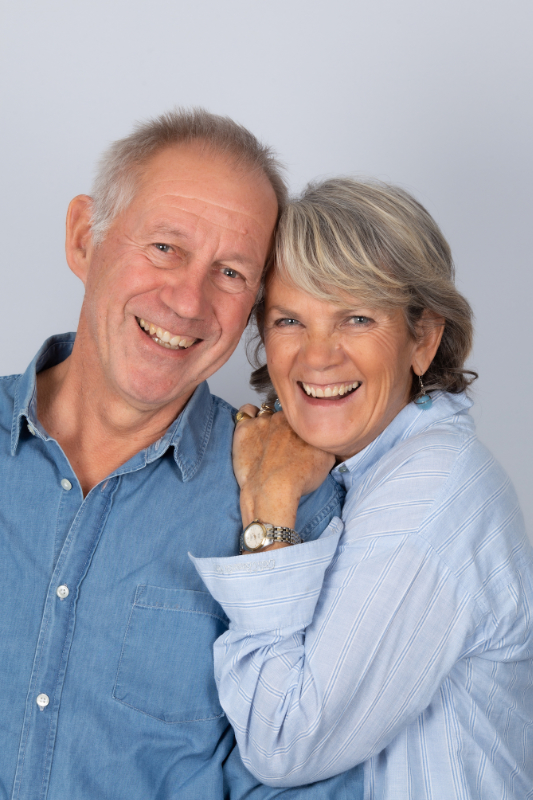 portrait photo en studio d'un couple souriant