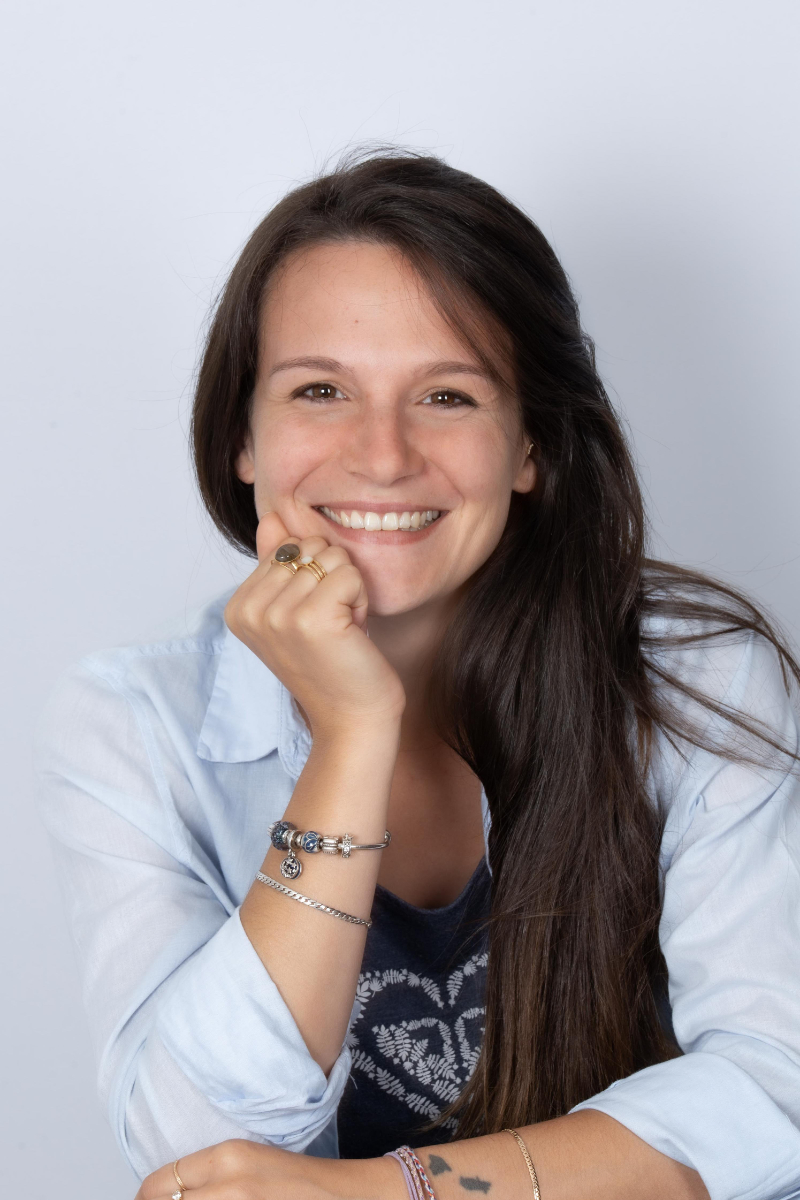 portrait photo de réseau d'une femme aux longs cheveux châtains